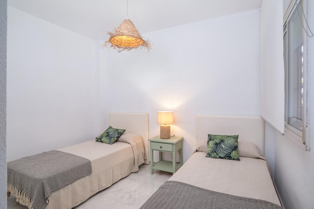 ALQUILER DE LARGA TEMPORADA - RESERVA DE MARBELLA - 2 D - BAJO CON JARDIN